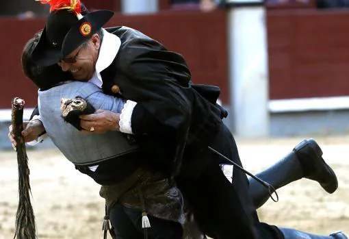 Diego Ventura se abraza y aúpa al alguacilillo que le entregó la oreja