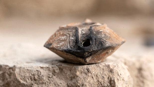 El amuleto de arcilla hallado por arqueólogos israelíes