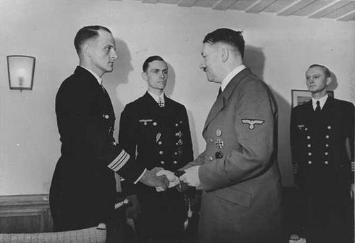 Adolf Hitler y el oficial Erich Topp se dan la mano (Hardegen se encuentra en el centro)