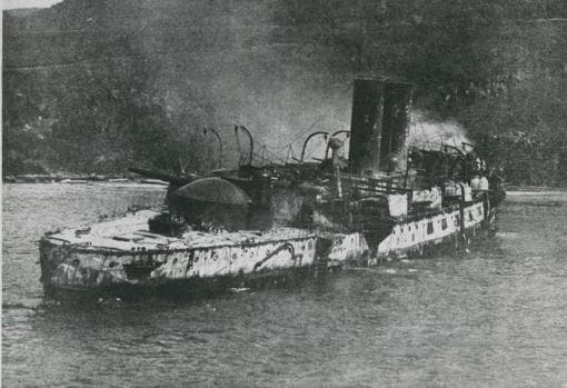 El crucero español Almirante Oquendo arde tras la batalla, en esta imagen tomada pocas horas después de que los supervivientes huyeran