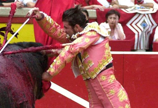 Juan José Padilla sufrió una cornada al entrar a matar un miura en Pamplona