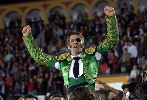 Juan José Padilla reapareció a hombros en 2012 en Olivenza tras su cornada de Zaragoza