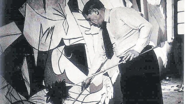 Piccaso, pintando el «Guernica»