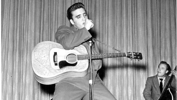 Elvis Presley, durante una actuación de los años 50
