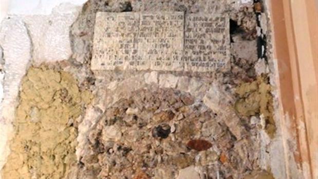 Las tres losas con la inscripciÃ³n y el arco hallados empotrados en un muro de la iglesia de San NicolÃ¡s de Bari