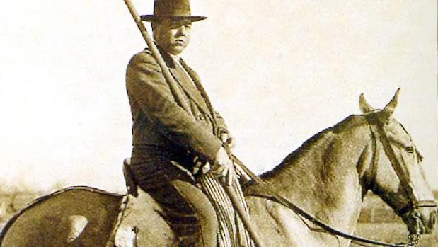 Fernando Villaln a caballo