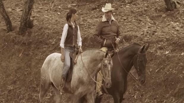 Lea Vicens y Bertín Osborne, a caballo en «Yo debí enamorarme de tu madre»
