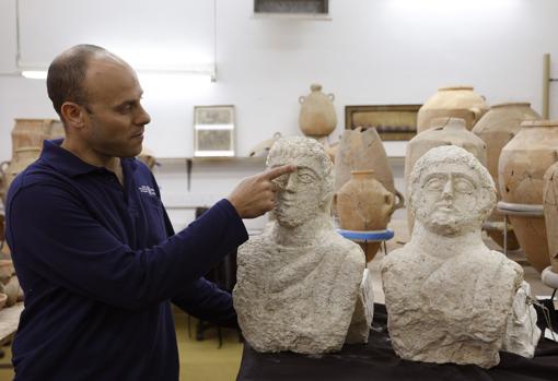 El arqueólogo Eitan Klein muestra los bustos