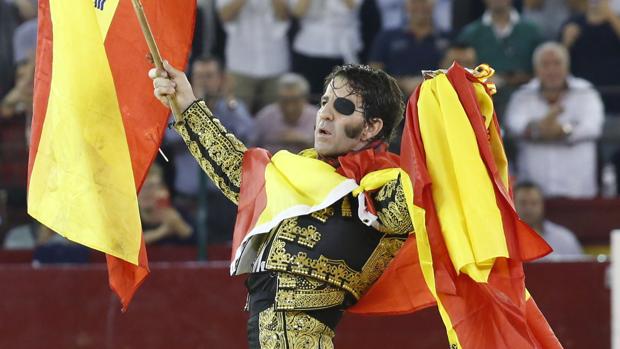Juan José Padilla da la vuelta al ruedo envuelto en la bandera de España