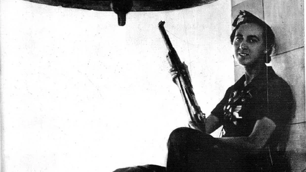 Pilar Pérez Llopis, en el campanario empuñando sui fusil