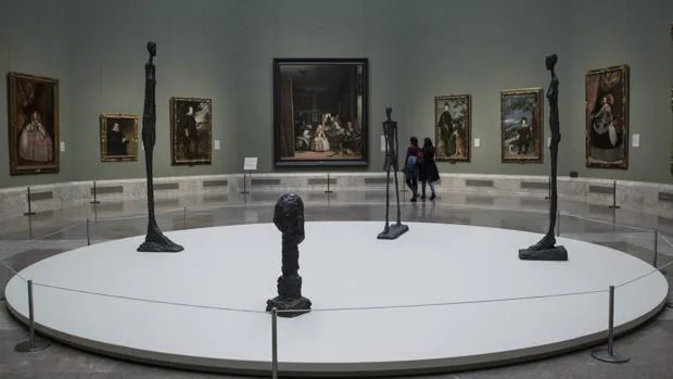 Cuatro esculturas de Giacometti, en la sala XII del Prado, con Â«Las MeninasÂ» al fondo
