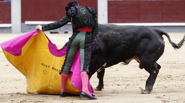 Juan Ortega, a la verónica con el segundo toro del Torero