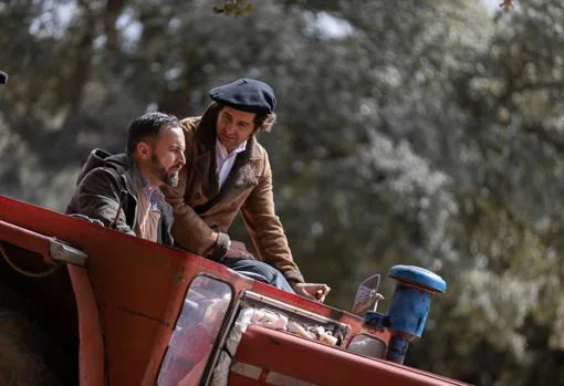 Morante y Abascal, en un tractor en plena dehesa charra