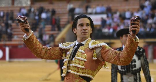 López Simón pasea las dos orejas del tercero
