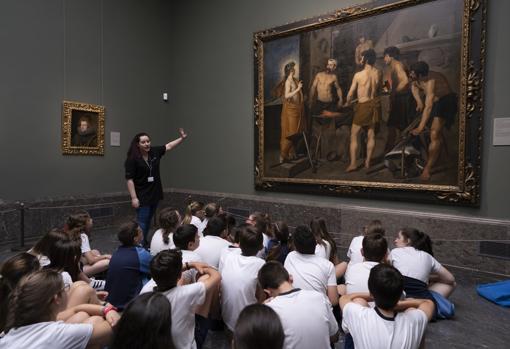 Un grupo de niños atienden las explicaciones ante «La fragua de Vulcano», de Velázquez