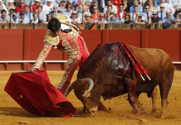Miguel Ángel Perera, en un derechazo de mano baja al segundo toro