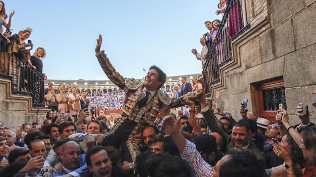 Pablo Aguado sale a hombros por la Puerta del Príncipe en medio de la multitud