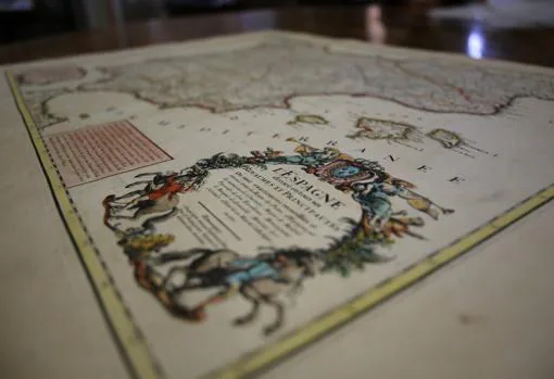 La cornucopia con el título del mapa coronado por el escudo de Borbón
