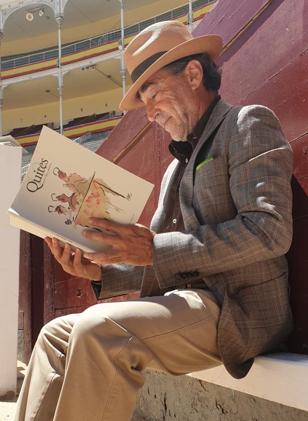Luis Francisco Esplá, con la revista «Quites», sentado en el estribo de Las Ventas