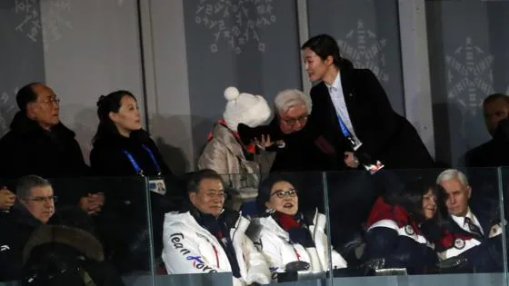 La hermana de Kim Yong Un, Kim Yo Jong, con miembros del Gobierno de Corea del Sur