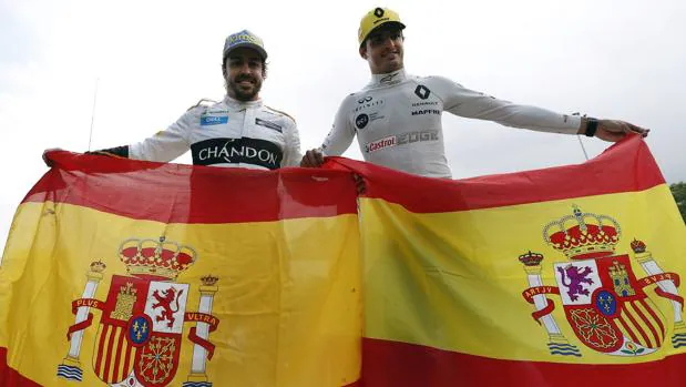 Alonso y Sainz, con banderas españolas