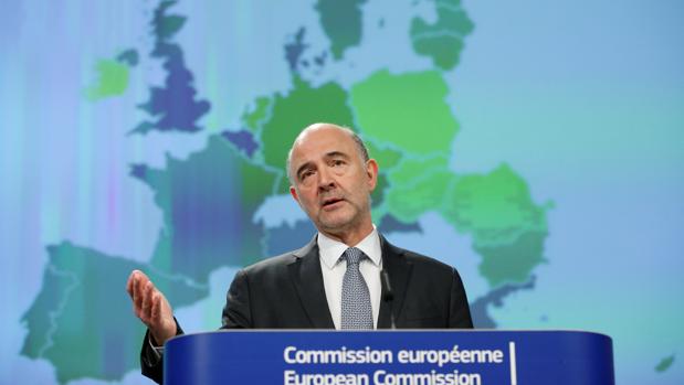 Pierre Moscovici deja, de momento, a España bajo la lupa de Bruselas