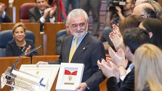 Darío Villanueva recoge la Medalla de Oro de las Cortes a la RAE