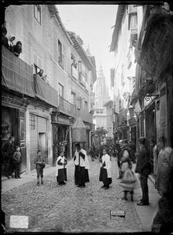 Desfile procesional en la Calle del Comercio de Toledo a principios de siglo XX (Foto, Casiano Alguacil, Archivo Municipal de Toledo)