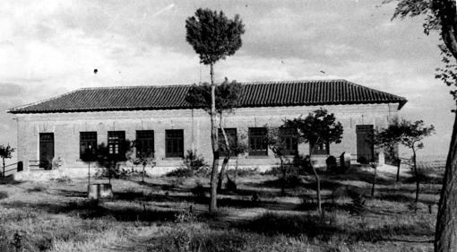 Vista de las escuelas municipales de Huecas a mediados del pasado siglo XX