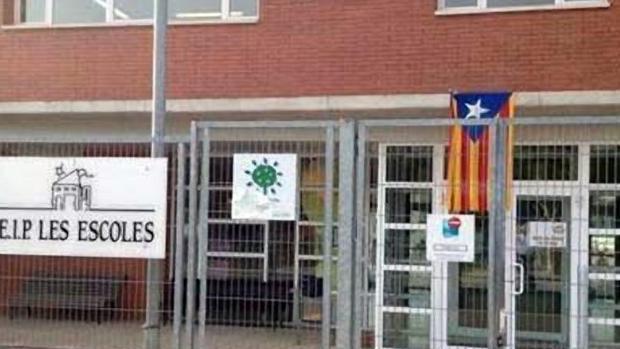 Estelada colgada de la fachada de un colegio catalán