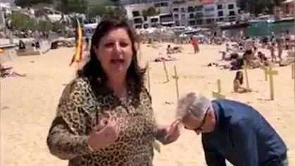 La mujer que quitó las cruces secesionistas en la playa: «Los que callábamos, levantamos la cabeza»