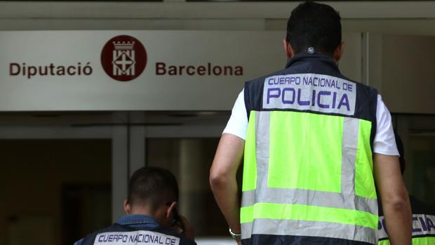 Varios policías se dirigen hacia la entrada de la sede de la Diputación de Barcelona