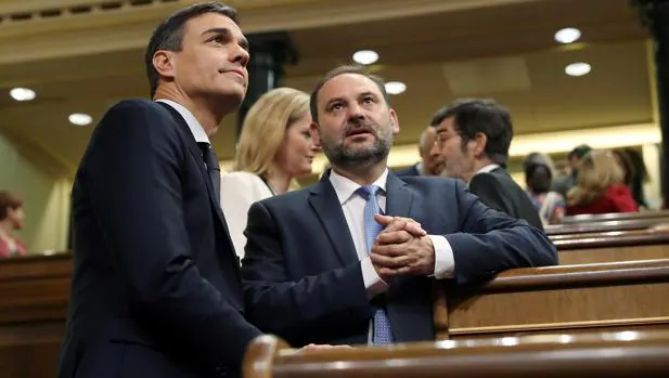 El líder el PSOE, Pedro Sánchez, conversa con el secretario de Organización del partido, José Luis Ábalos, tras llegar al hemiciclo