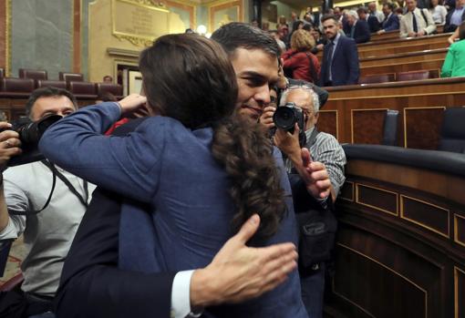Pedro SÃ¡nchez saluda a Pablo Iglesias, en el Congreso tras el debate de la mociÃ³n de censura