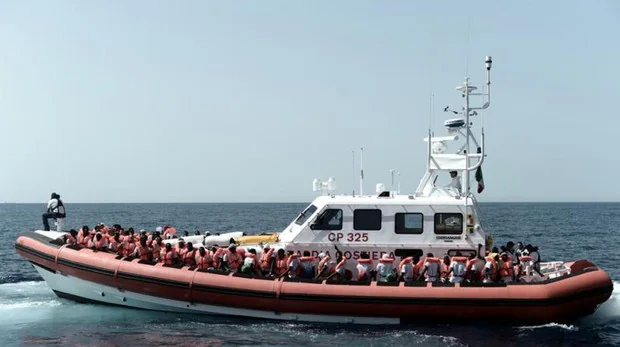 Image of a French lifeboat that attends the Aquarius