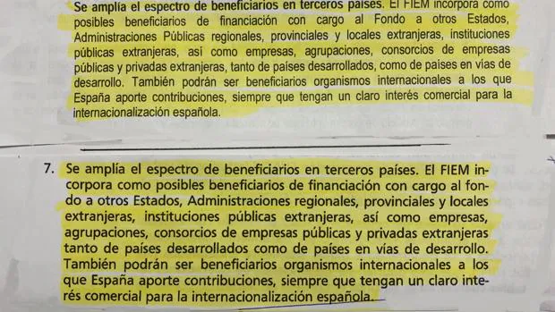 En la mitad superior, la nota del Consejo de Ministros; debajo, el libro de Pedro SÃ¡nchez