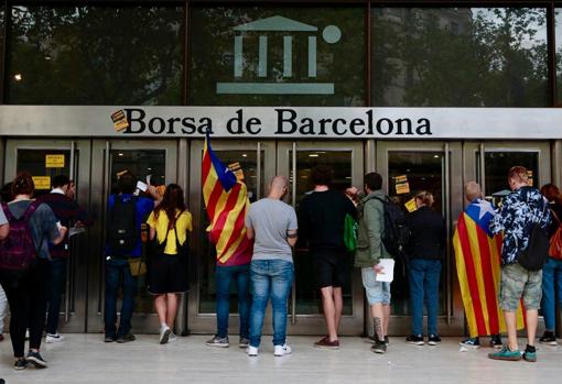 Independentistas en las puertas de la Bolsa de Barcelona