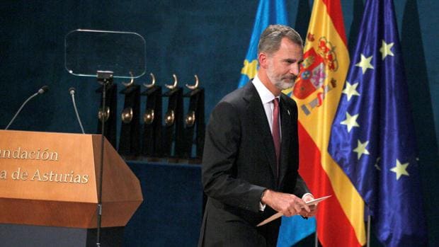 El Rey, tras su discurso en la ceremonia de entrega de los premios Princesa de Asturias, el viernes