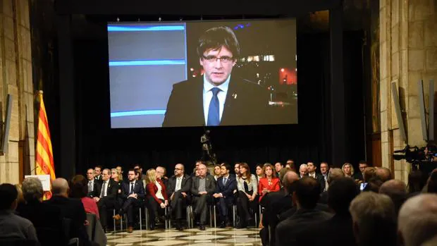 Puigdemont, durante su intervención esta tarde desde Bruselas transmitido en el Palau de la Generalitat