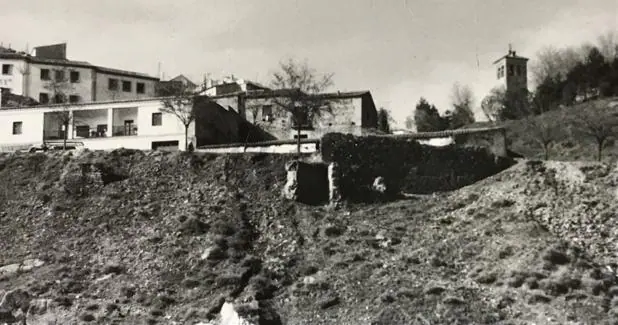 Vista lateral del Corral de Vacas en 1963. Al fondo la torre de San Miguel. Foto RodrÃ­guez. Archivo Municipal de Toledo