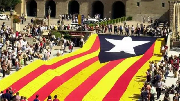 Miembros de Forca Catalunya despliegan una «estelada» en el monasterio de Montserrat