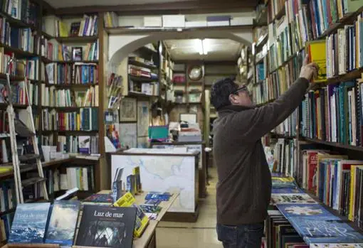 Interior de la librerÃ­a NicolÃ¡s Moya