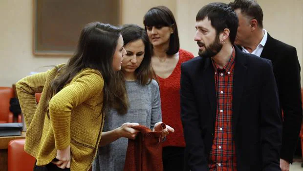 Irene Montero conversa con otros diputados de Podemos en la Diputación Permanente