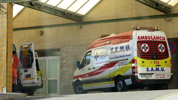 Imagen de archivo de una ambulancia del SAMU en el Hospital de Alicante
