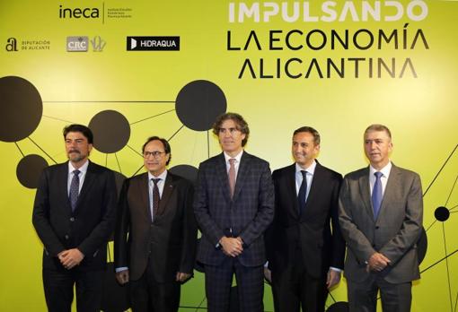 Rafael Ballester (centro), actual presidente de Ineca, con los dos consellers invitados, el presidente de la Diputación y el alcalde de Alicante