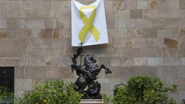 Ciudadanos volverá a denunciar a Torra por tener un lazo amarillo colgando dentro de la Generalitat