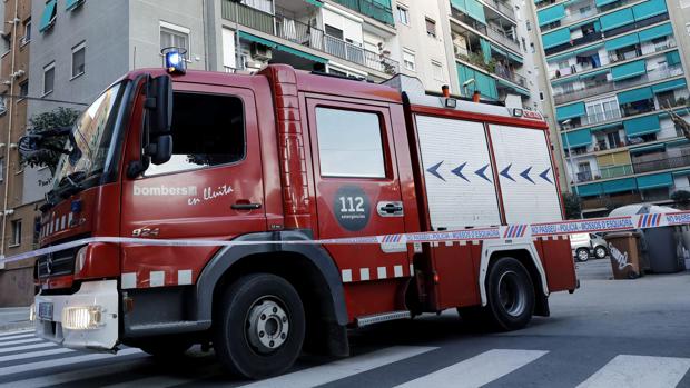 Un bebé, una madre y su hijo de tres años mueren en el incendio de un piso en Hospitalet (Barcelona)