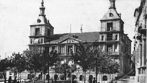Plaza del Ayuntamiento, desde donde el 24 de abril de 1914 partiÃ³ la multitudinaria marcha pidiendo el indulto (Foto, ColecciÃ³n de Postales, Archivo Municipal de Toledo