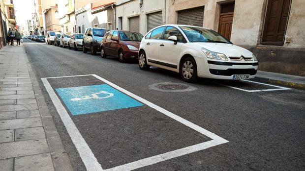 Pesadilla de un discapacitado en Elda: meses pidiendo aparcamiento y se lo pintan por la visita de Ximo Puig
