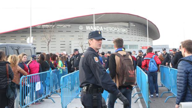 Un policÃ­a nacional en un control de seguridad en el Wanda Metropolitano